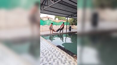 Hození kamaráda do bazénu