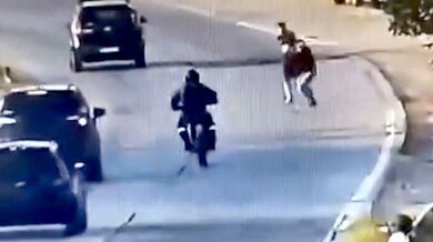 Pachatel loupeže skončil po srážce s autem v rukou policie