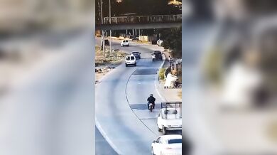 Pachatel loupeže skončil po srážce s autem v rukou policie