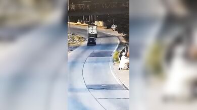 Pachatel loupeže skončil po srážce s autem v rukou policie