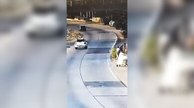 Pachatel loupeže skončil po srážce s autem v rukou policie