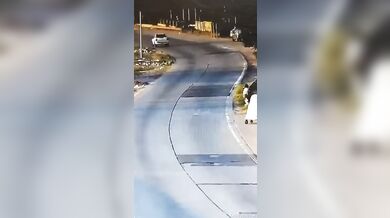 Pachatel loupeže skončil po srážce s autem v rukou policie