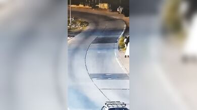 Pachatel loupeže skončil po srážce s autem v rukou policie