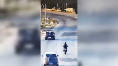 Pachatel loupeže skončil po srážce s autem v rukou policie