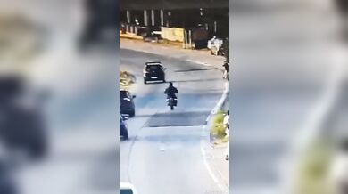 Pachatel loupeže skončil po srážce s autem v rukou policie