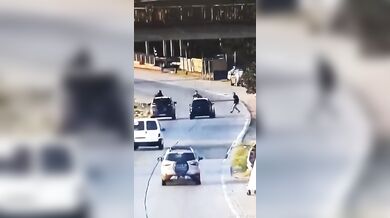 Pachatel loupeže skončil po srážce s autem v rukou policie