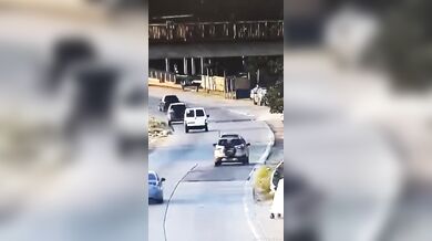 Pachatel loupeže skončil po srážce s autem v rukou policie