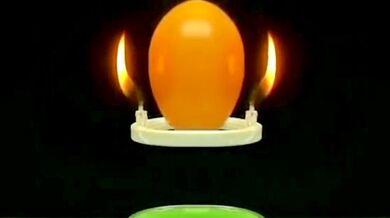 Hypnotické symetrické tání voskové koule mezi dvěma svíčkami