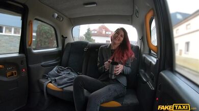 Cindy Shine se sveze na taxikáři