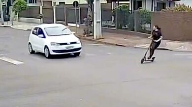 Srážka auta s elektrickou koloběžkou v centru Arapongas