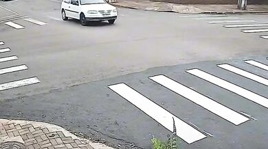 Srážka auta s elektrickou koloběžkou v centru Arapongas