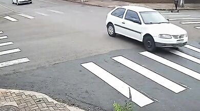 Srážka auta s elektrickou koloběžkou v centru Arapongas