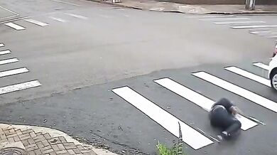 Srážka auta s elektrickou koloběžkou v centru Arapongas