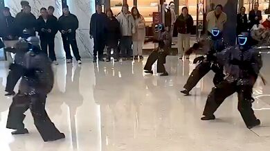 Skupinové vystoupení robotických ninjů