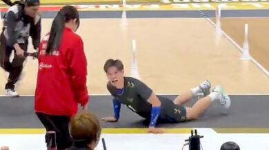 Japonský volejbalista se okamžitě omluvil ženě po nešťastném zásahu míčem