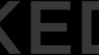 Žhavá trojka s kráskou Dylan Moore a dvěma obřími péry