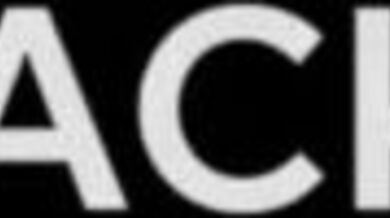 Žhavá trojka s kráskou Dylan Moore a dvěma obřími péry