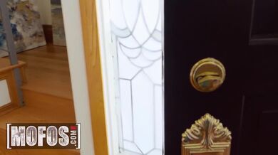 Tyhle dvě nadržené štětky nenasytně kouří Scottovo obří péro