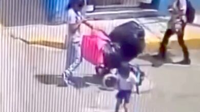 Chvilka nepozornost - Hrajícího si chlapce přejelo auto