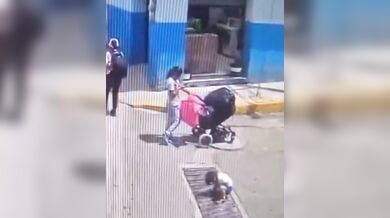 Chvilka nepozornost - Hrajícího si chlapce přejelo auto