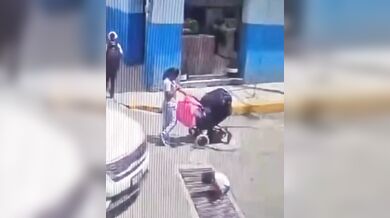 Chvilka nepozornost - Hrajícího si chlapce přejelo auto