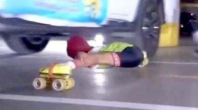 Sedmiletá Deshna Aditya Nahar vytvořila světový rekord v limbo bruslení