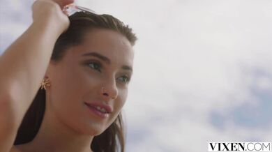 Neodolala nezbedné dovolené s cizincem