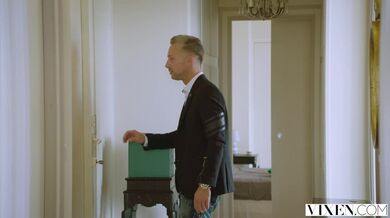 Muž se připojí ke své přistižené přítelkyni užívající si s její kamarádkou