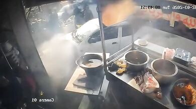 Neovladatelné auto v Karáčí najelo do velké pánve plné rozpáleného oleje