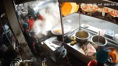 Neovladatelné auto v Karáčí najelo do velké pánve plné rozpáleného oleje