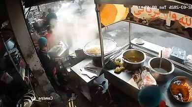 Neovladatelné auto v Karáčí najelo do velké pánve plné rozpáleného oleje