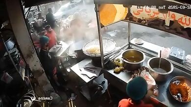 Neovladatelné auto v Karáčí najelo do velké pánve plné rozpáleného oleje