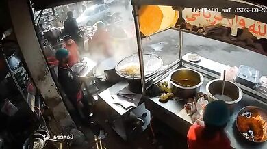 Neovladatelné auto v Karáčí najelo do velké pánve plné rozpáleného oleje