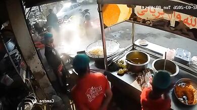 Neovladatelné auto v Karáčí najelo do velké pánve plné rozpáleného oleje