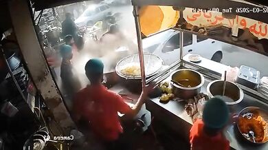 Neovladatelné auto v Karáčí najelo do velké pánve plné rozpáleného oleje