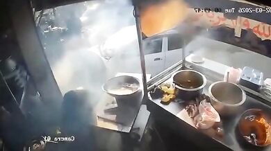 Neovladatelné auto v Karáčí najelo do velké pánve plné rozpáleného oleje