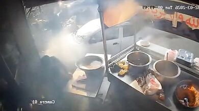 Neovladatelné auto v Karáčí najelo do velké pánve plné rozpáleného oleje