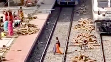 Nebezpečný incident na nádraží: Uvolněné dřevo mezi kolejemi vážně zranilo ženu