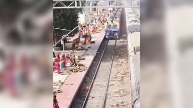 Nebezpečný incident na nádraží: Uvolněné dřevo mezi kolejemi vážně zranilo ženu