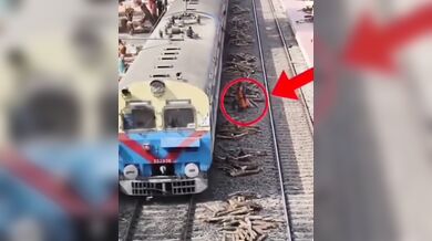 Nebezpečný incident na nádraží: Uvolněné dřevo mezi kolejemi vážně zranilo ženu