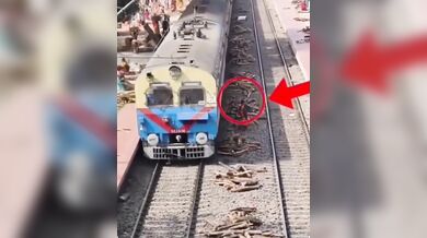 Nebezpečný incident na nádraží: Uvolněné dřevo mezi kolejemi vážně zranilo ženu