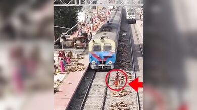 Nebezpečný incident na nádraží: Uvolněné dřevo mezi kolejemi vážně zranilo ženu