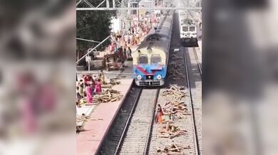 Nebezpečný incident na nádraží: Uvolněné dřevo mezi kolejemi vážně zranilo ženu