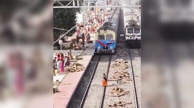 Nebezpečný incident na nádraží: Uvolněné dřevo mezi kolejemi vážně zranilo ženu