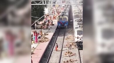 Nebezpečný incident na nádraží: Uvolněné dřevo mezi kolejemi vážně zranilo ženu