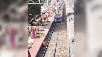 Nebezpečný incident na nádraží: Uvolněné dřevo mezi kolejemi vážně zranilo ženu