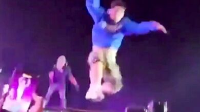 Patnáctiletý fanoušek se po skoku ze stage na festivalu v Rumunsku těžce zranil