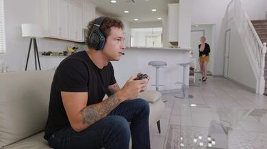 Dee Williams přiměla kamaráda svého syna odložit ovladač, aby si s ní mohl raději zašukat