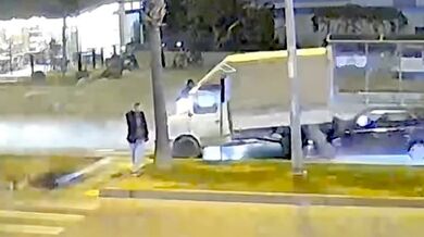 Řetězová nehoda v Mersinu: Prudké brzdění před přechodem skončilo srážkou čtyř vozidel