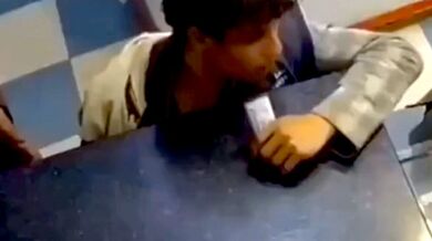 Nebezpečný experiment s mobilní baterií: Chlapec vážně zraněn po explozi lithiového článku